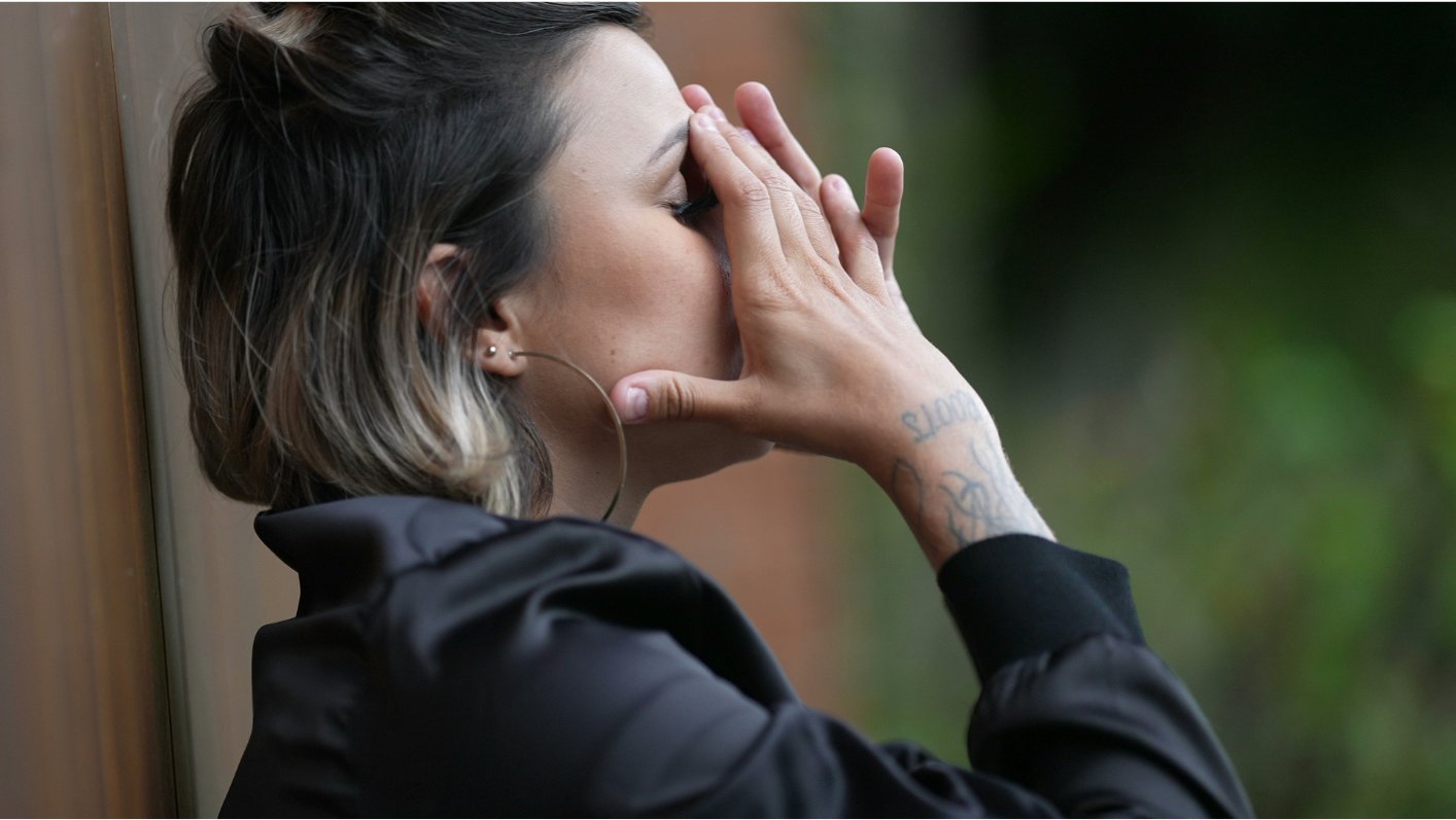 photo d'une femme qui se cache le visage